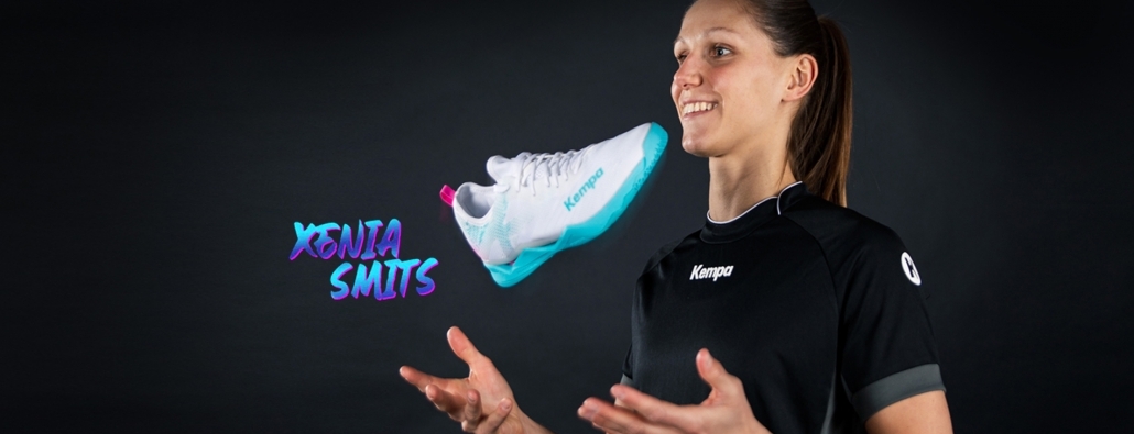 Xenia Smirs wirft den Kempa Wing Lite 2.0 Handballschuh