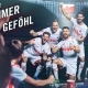 1.FC Köln Spieler tragen uhlsport Trikot in weiß/rot und jubeln