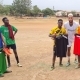Ruben Reisig mit Kinder die Trikots halten in Afrika