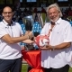 Dirk Lehner von uhlsport und Uwe Vaders mit neuem Ball Merkur Cup 22