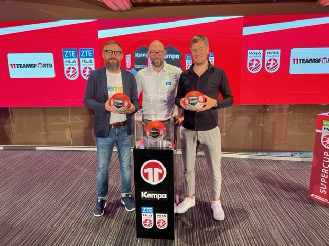 Vertreter von Kempa, 11teamsports und ZTE Handball Ligen Austria posieren mit dem Spectrum Synergy Plus Handball