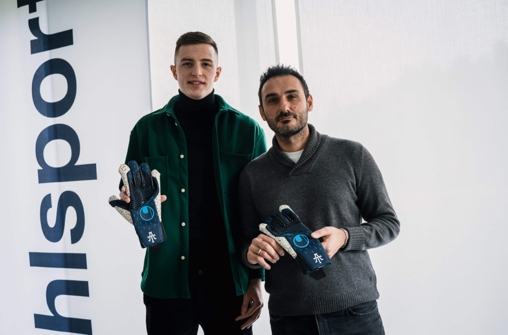Anatoliy Trubin und Andreas Geser posieren mit uhlsport Torwarthandschuhen